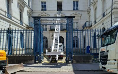 Mise en place d’un monte-meubles par RAGGINI Déménagements pour la Mairie de Chalon-sur-Saône, une précision au centimètre près